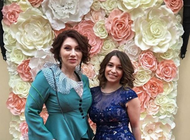 Роза Сябитова поздравила дочь и её нового мужа со свадьбой