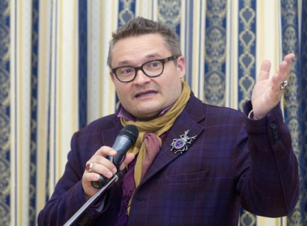 Александр Васильев пополнил свою коллекцию нарядами Юлии Началовой
