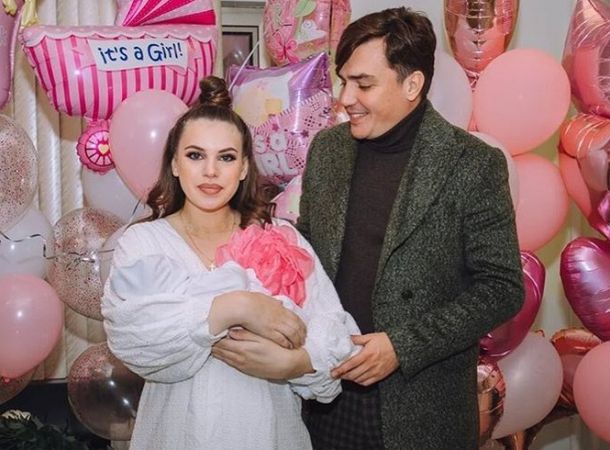 Саша Артемова впервые увезла за границу маленькую дочь