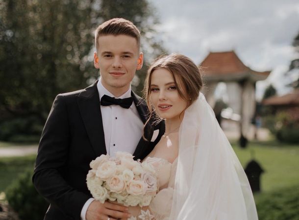 Арсений Шульгин с молодой женой отмечают медовый месяц в роскошном отеле за границей
