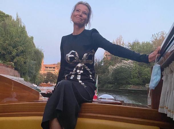 Юлия Высоцкая блеснула фигурой в смелом купальнике в Венеции