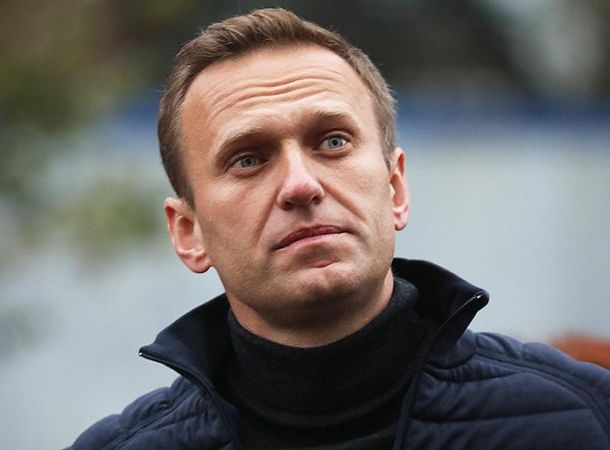 Алексей Навальный начал подниматься с кровати