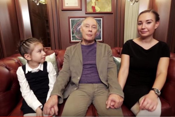 Ослепший от горя Владимир Конкин после похорон дочери закрылся в квартире