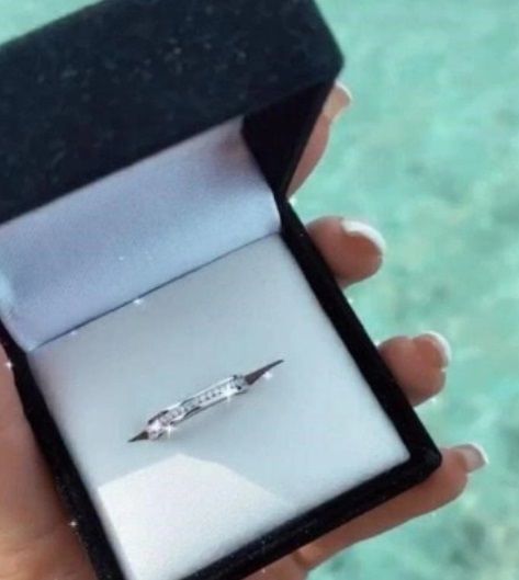 Гуф подарил своей девушке роскошное кольцо с бриллиантами