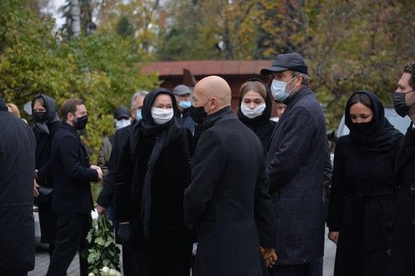 Федор Бондарчук приехал на похороны матери с Паулиной Андреевой