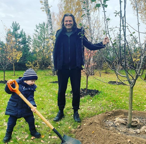 Дмитрий Маликов вместе с 2-летним сыном облагородил придомовой участок