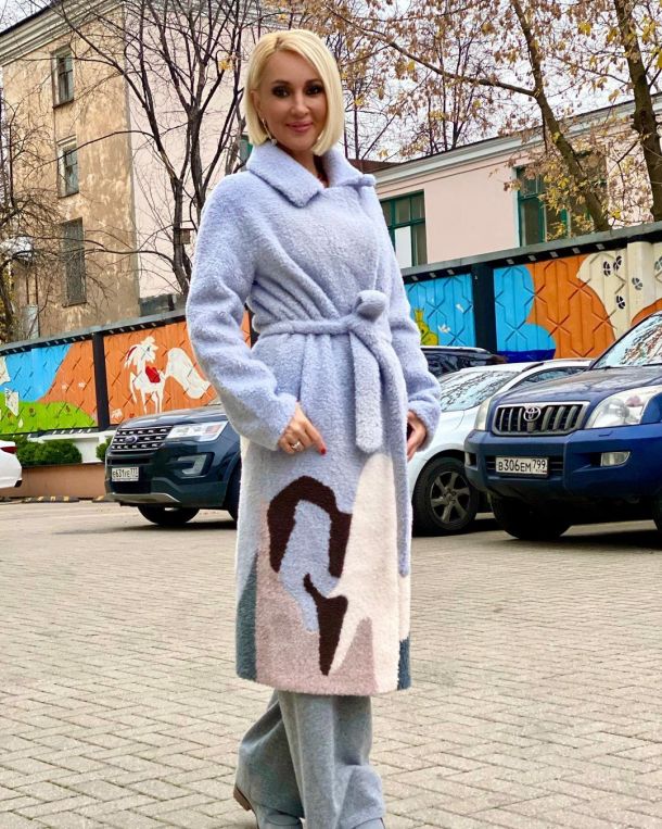 Лера Кудрявцева прогулялась по улице в "банном халате"