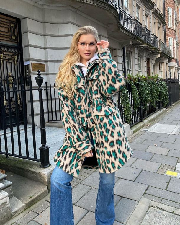 Дочь Александра Малинина в леопардовом пальто снова восхитила стилистов