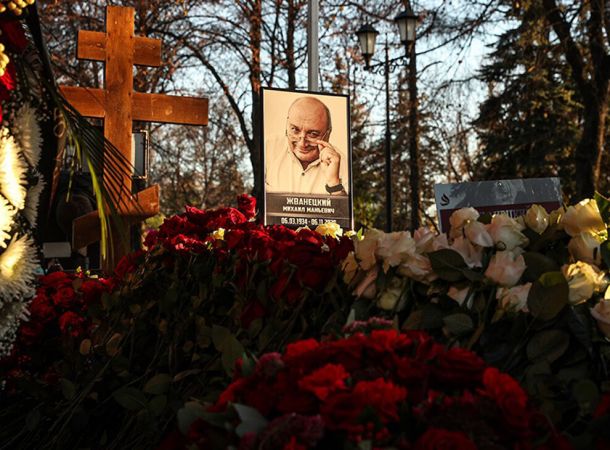 Поклонники Михаила Жванецкого завалили его могилу цветами