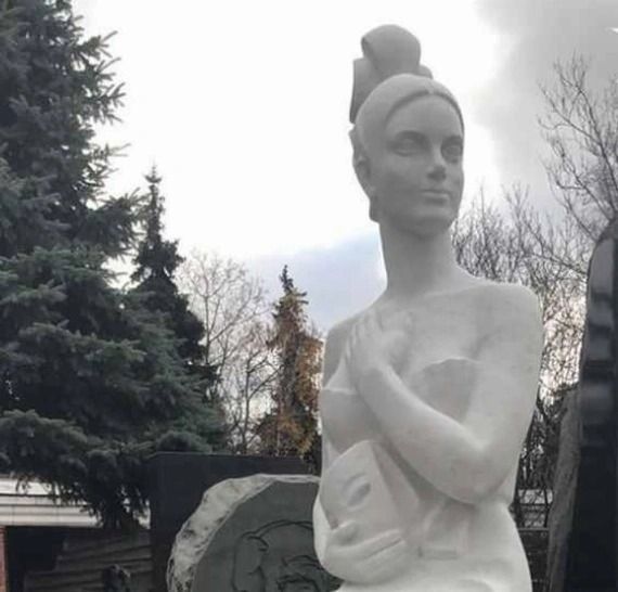 Поклонников разочаровал памятник на могиле Элины Быстрицкой
