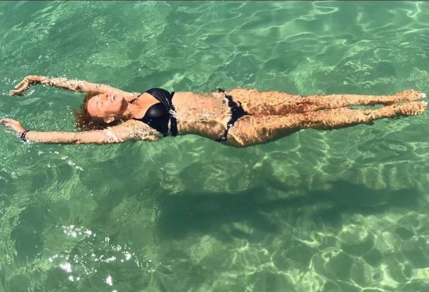 46-летняя Ксения Алферова похвалилась изящной фигурой в бассейне