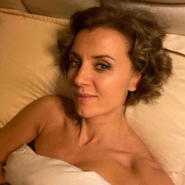 Ксения Алферова снялась обнаженной в постели