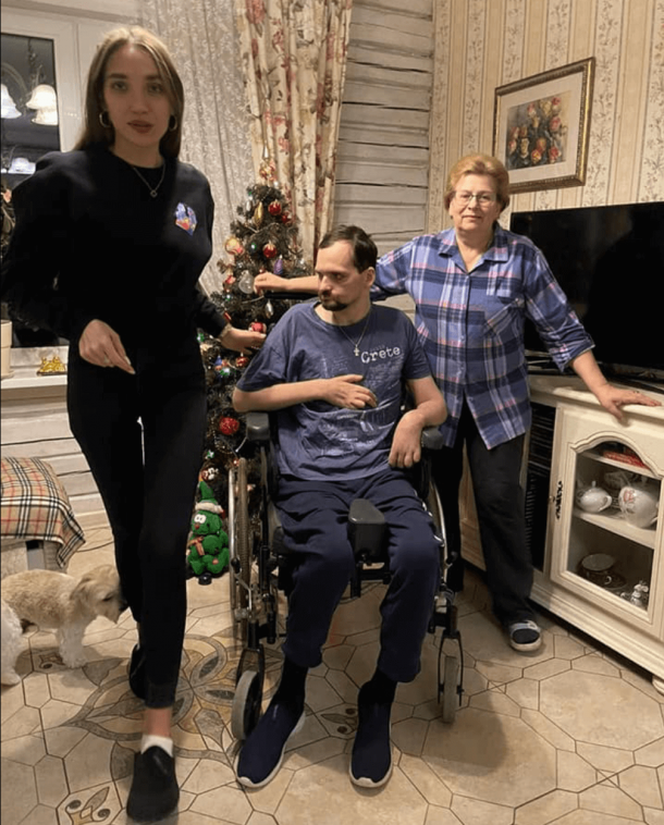 Жена и мама Алексея Янина показали парализованного актера