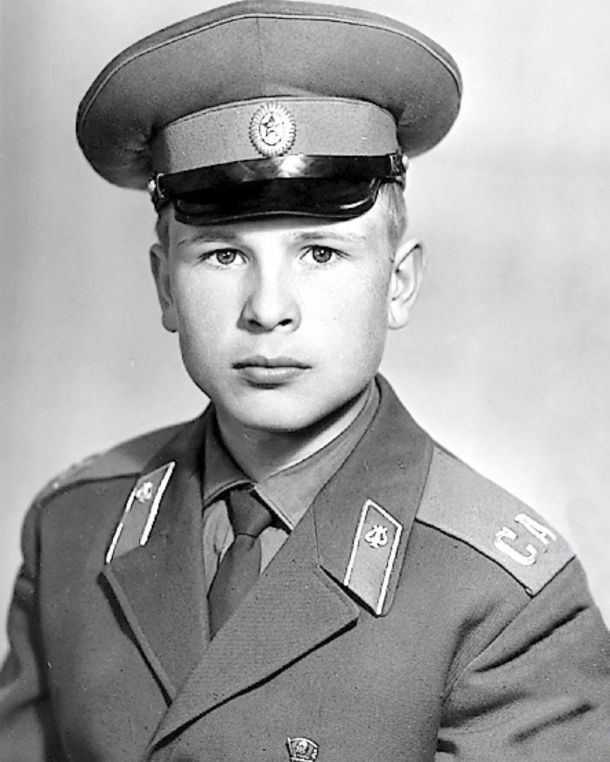 Александр Малинин показал себя в юности на армейском снимке