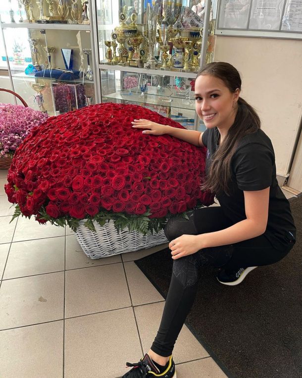 Алина Загитова похвасталась роскошным букетом из 1001 розы