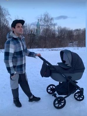 Марк Богатырев впервые вышел на прогулку с новорожденным сыном