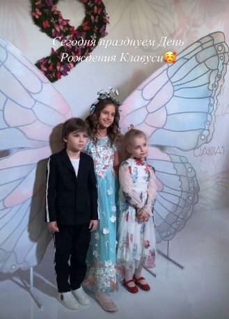 Дочь Галкина и Пугачевой блеснула в цветастом платье на дне рождения дочери Орбакайте