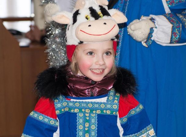 Дочь Галкина и Пугачевой блеснула в цветастом платье на дне рождения дочери Орбакайте