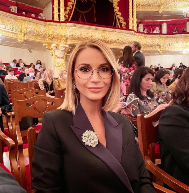 Ольга Орлова блистала в Большом театре в смокинговом жакете