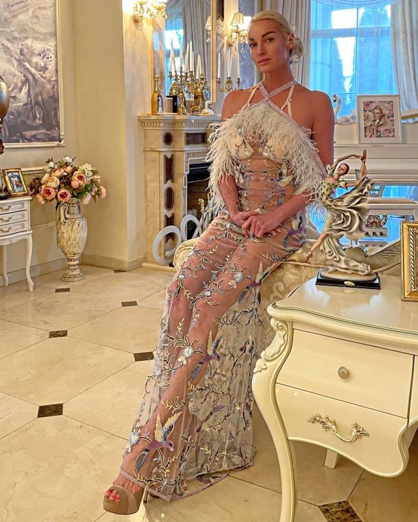 Анастасия Волочкова примерила "голое" платье с перьями