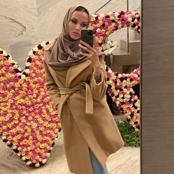 Анастасия Решетова предстала в платье-халате трендового оттенка и хиджабе
