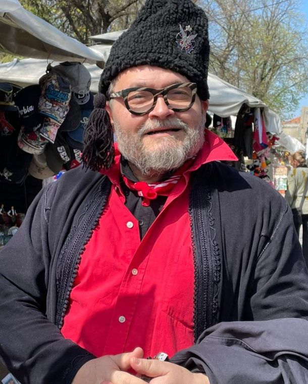 Валентин Юдашкин представил стильную альтернативу шапкам
