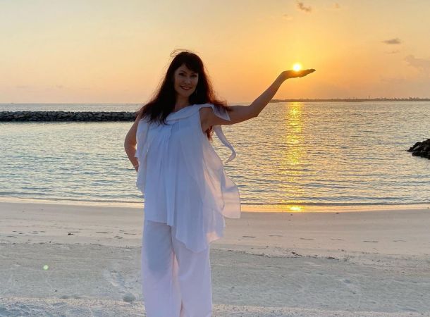 На Мальдивах Нонна Гришаева выгуляла платье с восточным принтом и чалму