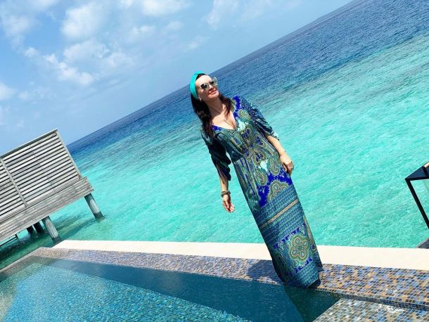 На Мальдивах Нонна Гришаева выгуляла платье с восточным принтом и чалму