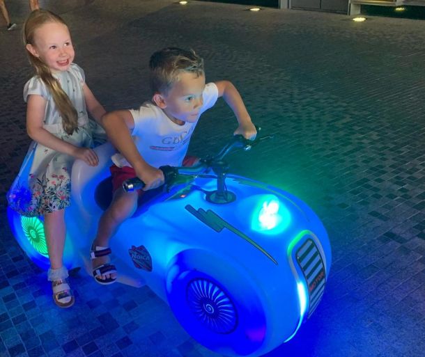 Красиво жить не запретишь: Игорь Николаев показал, как его младшая дочь резвится в Дубае с «ухажером»