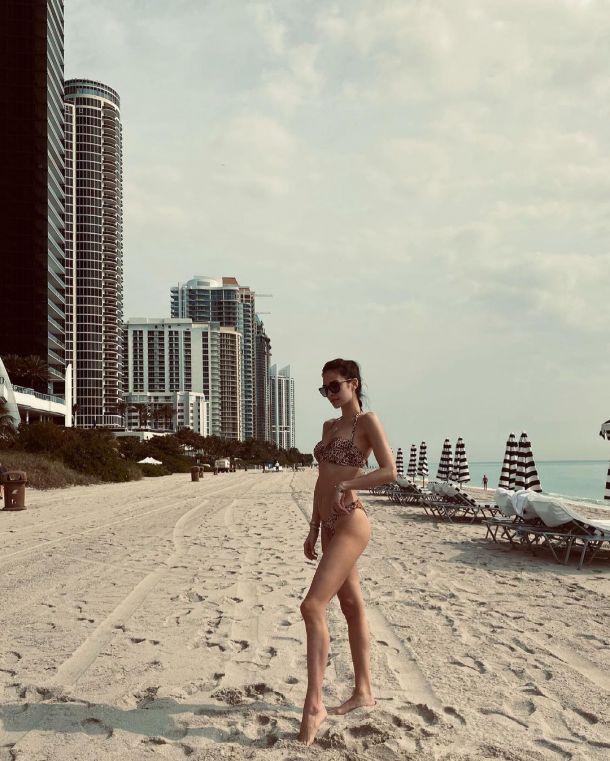 Жена Александра Овечкина блеснула идеальной фигурой на пляже