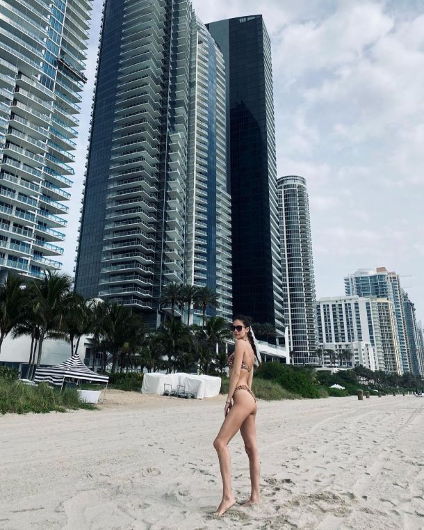 Жена Александра Овечкина блеснула идеальной фигурой на пляже