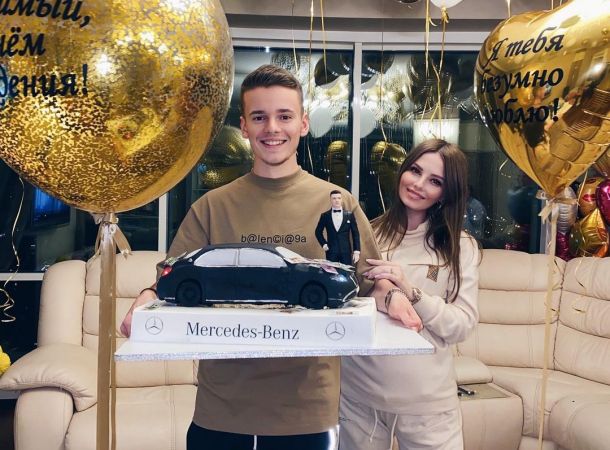 Арсений Шульгин с женой поздравил ее сестру с днем рождения