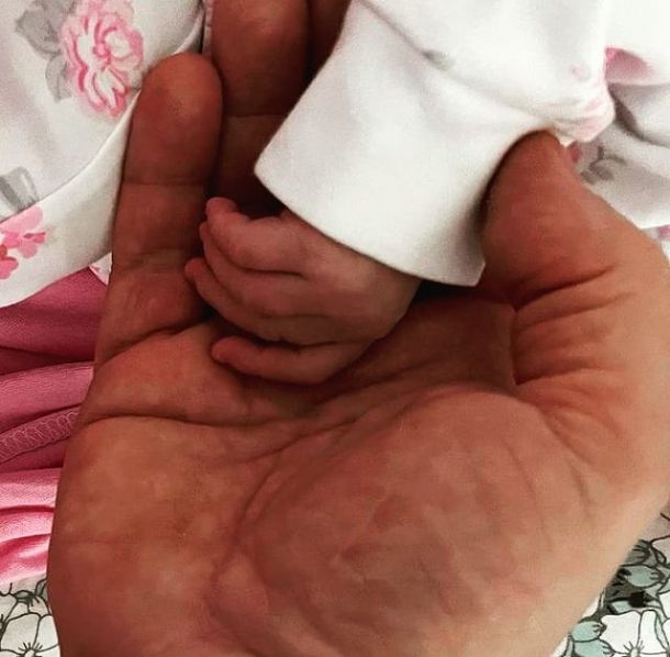 Валерий Меладзе поделился трогательным снимком с новорожденной дочкой