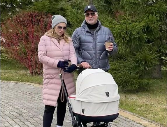 Валерия Меладзе с женой и новорожденной дочкой заметили на прогулке