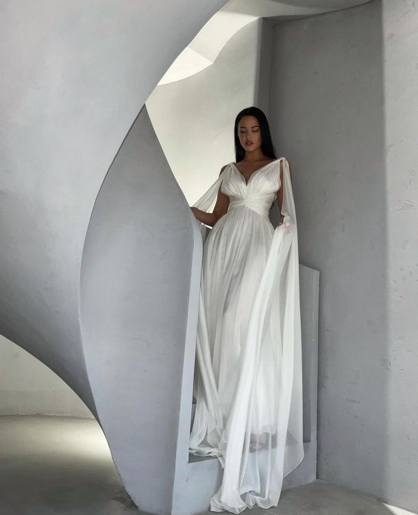 Анастасия Решетова снялась в платье невесты