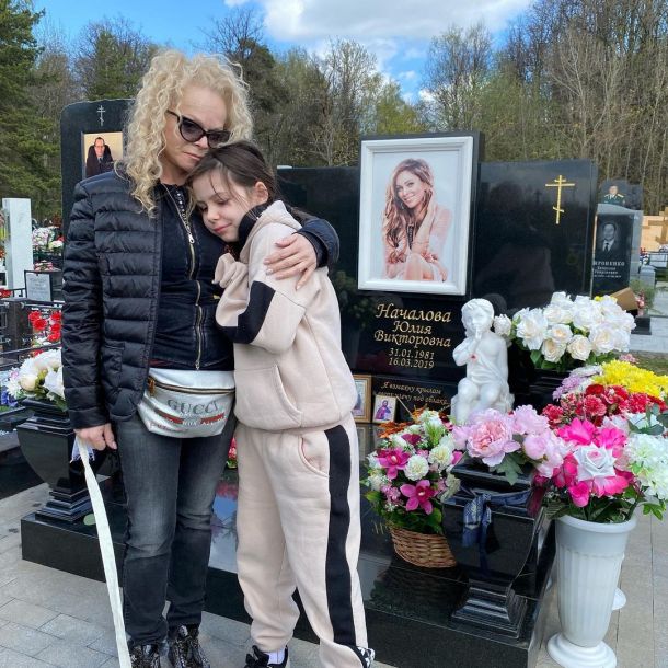 Лариса Долина с внучкой снялись на фоне могилы Юлии Началовой