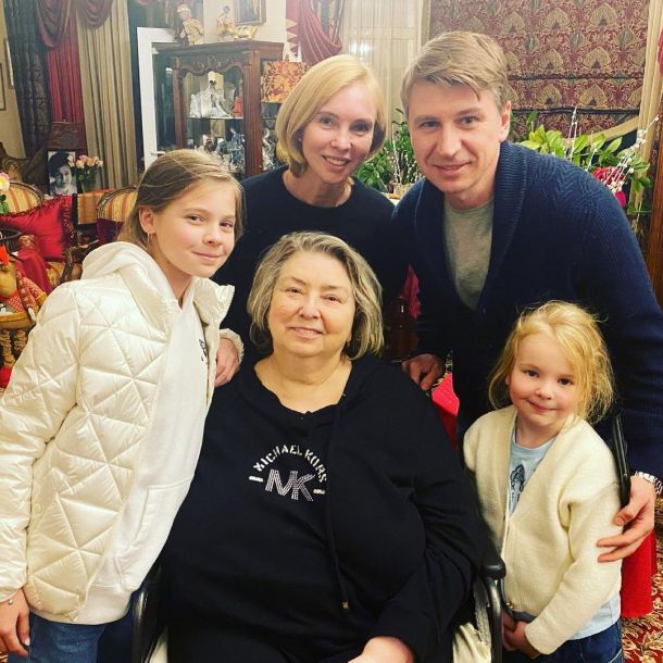 Алексей Ягудин и Татьяна Тотьмянина нанесли визит занедужившей Тарасовой