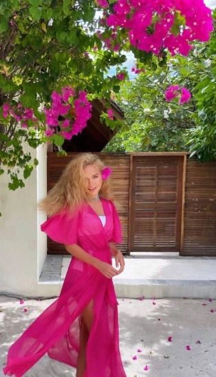 Стефания Маликова сверкнула стройными ножками в полупрозрачном платье «взбесившаяся Барби»