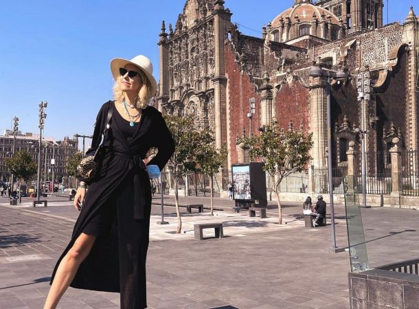 Ксения Собчак в юбке-солнце и нюдовом топе путешествует по Мексике