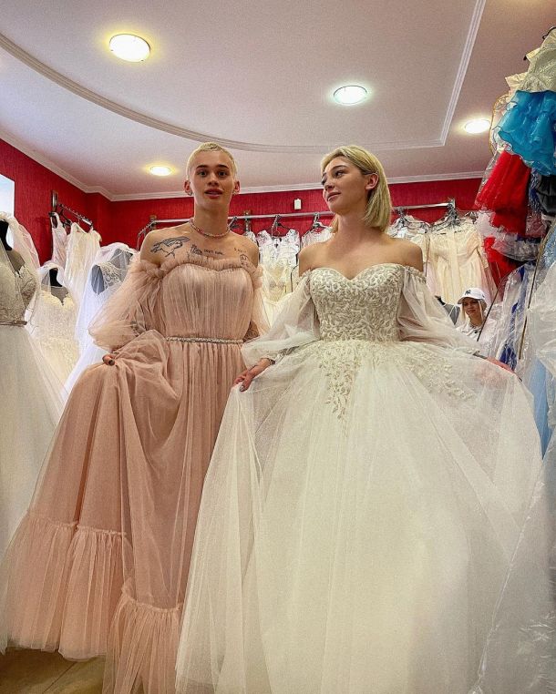 Даня Милохин помог Насте Ивлеевой выбрать свадебное платье