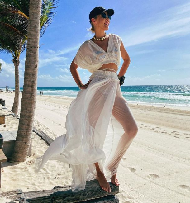 Ксения Собчак в полупрозрачном платье позировала на мексиканском побережье