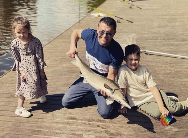 Павел Прилучный отвез детей на рыбалку