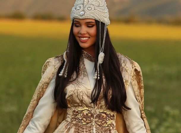 Анастасия Решетова примерила казахский свадебный наряд
