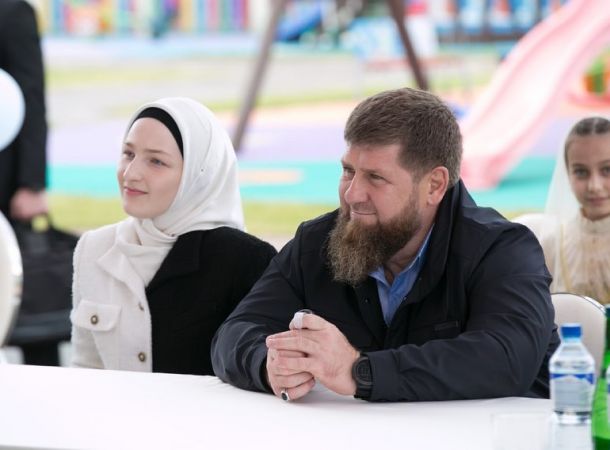 Жена Рамзана Кадырова показала семейный кадр с выпускного дочери