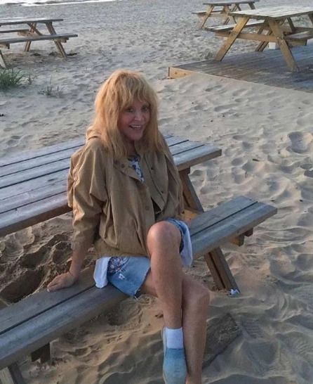 Алла Пугачева оголила стройные ножки на пляже
