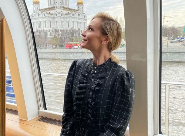 Полина Гагарина отдыхает в компании мужчины, что сопровождал ее на премии МУЗ-ТВ