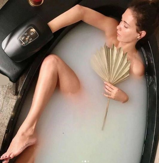 Екатерина Климова полностью обнажилась для фотосессии в ванной