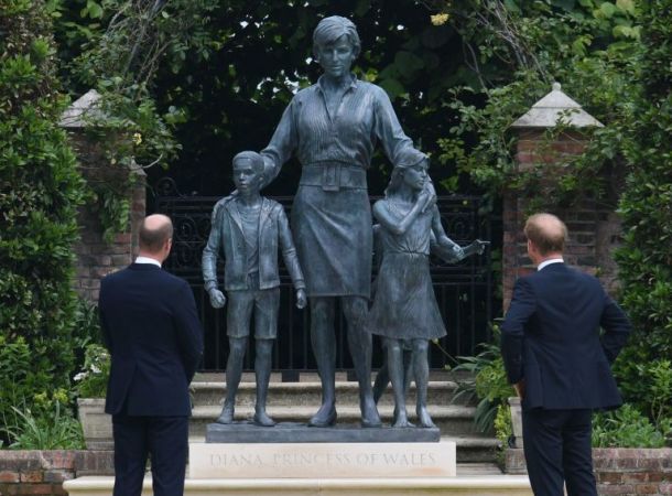Принцы Уильям и Гарри официально открыли памятник погибшей матери
