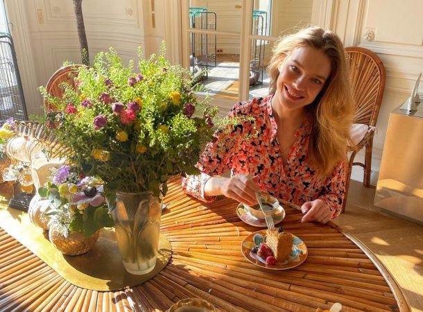 Наталья Водянова подчеркнула природную красоту мерцающим платьем