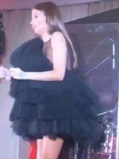 Глубоко беременная Кети Топурия вышла на сцену в огромном мини-платье